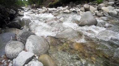 清晰的山河流小水秋天弯曲的轮石头岩石慢运动